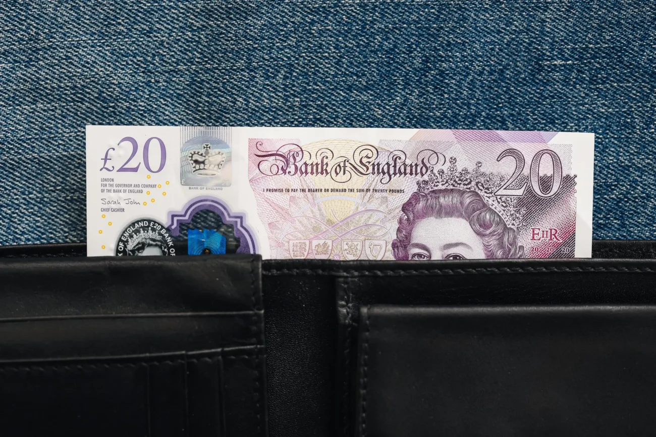 shutterstock_2670535657-2 | TVGURU.cz V kapse je vložená bankovka.