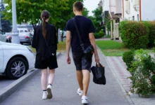 dva lidé na ulici