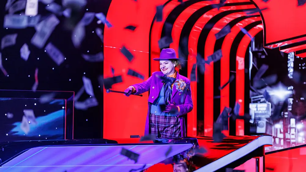 Lovci se ve speciálech převlékají za své oblíbené hrdiny. | TVGURU.cz Lovkyně v kostýmu