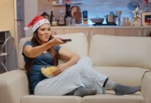 žena kouká na pohádku