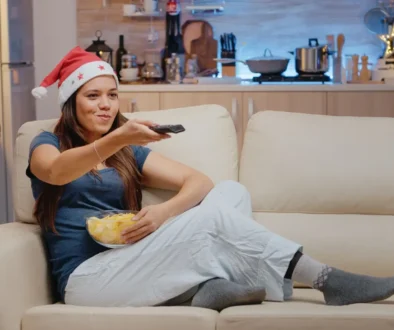 žena kouká na pohádku