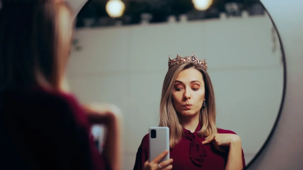 slečna tvářící se pyšně s korunkou na hlavě