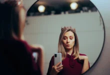 slečna tvářící se pyšně s korunkou na hlavě