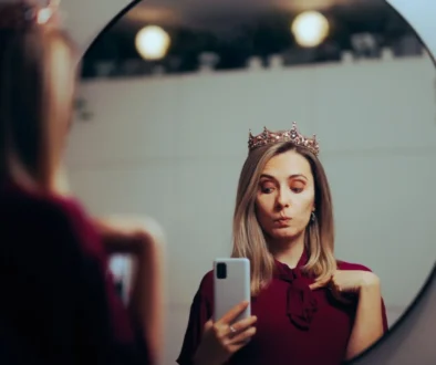 slečna tvářící se pyšně s korunkou na hlavě