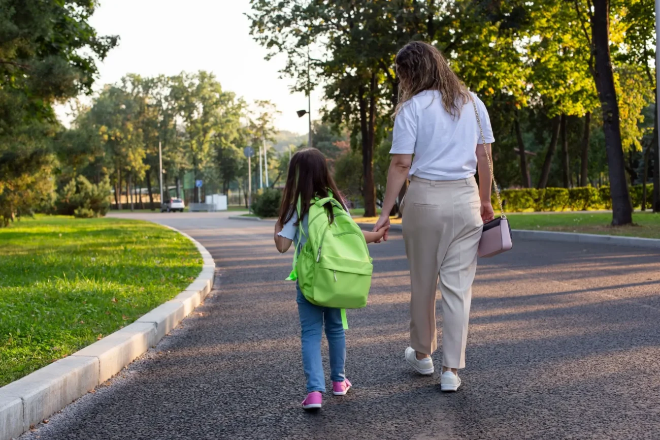 Matka s dcerou na procházce