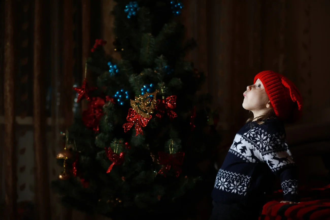 shutterstock_1472052713-2 | TVGURU.cz Chlapeček zírá před sebe.