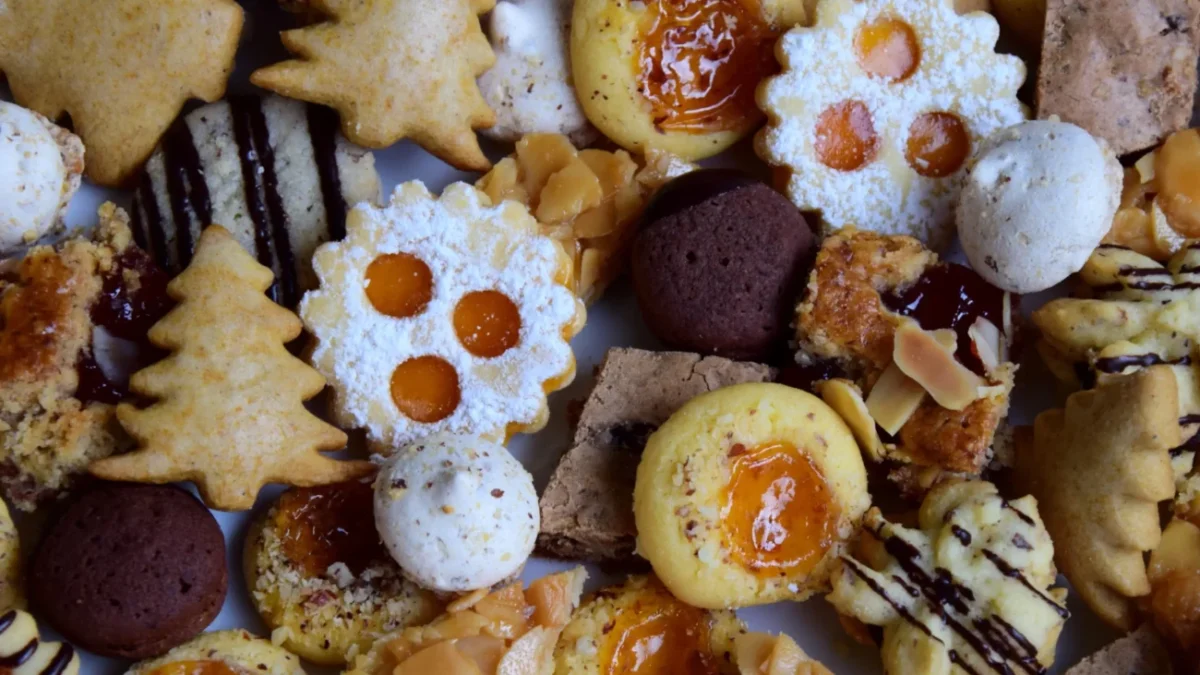 Na stole leží několik druhů cukroví.