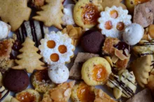 Na stole leží několik druhů cukroví.