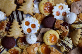 Na stole leží několik druhů cukroví.