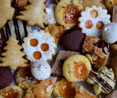 Na stole leží několik druhů cukroví.