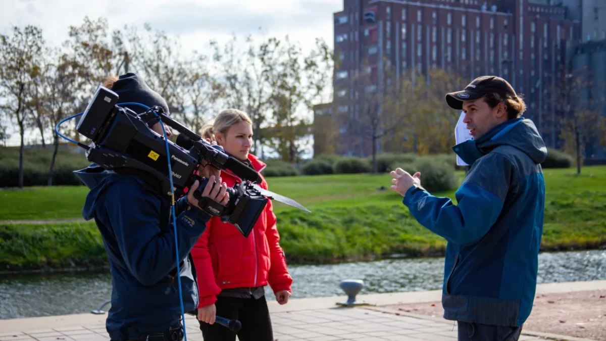 Lidé se natáčejí kamerou.