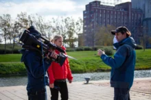 Lidé se natáčejí kamerou.