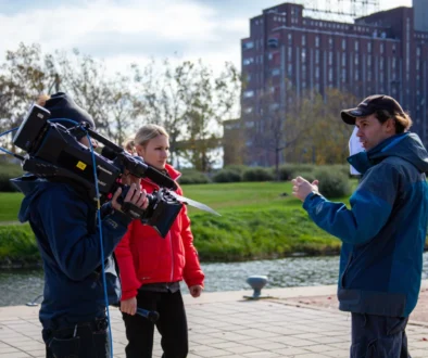 Lidé se natáčejí kamerou.