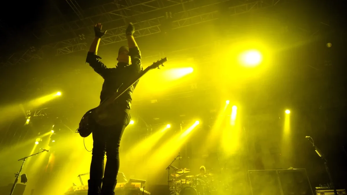 Muž vystupuje na pódiu.