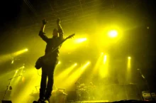 Muž vystupuje na pódiu.