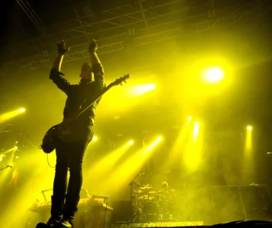 Muž vystupuje na pódiu.