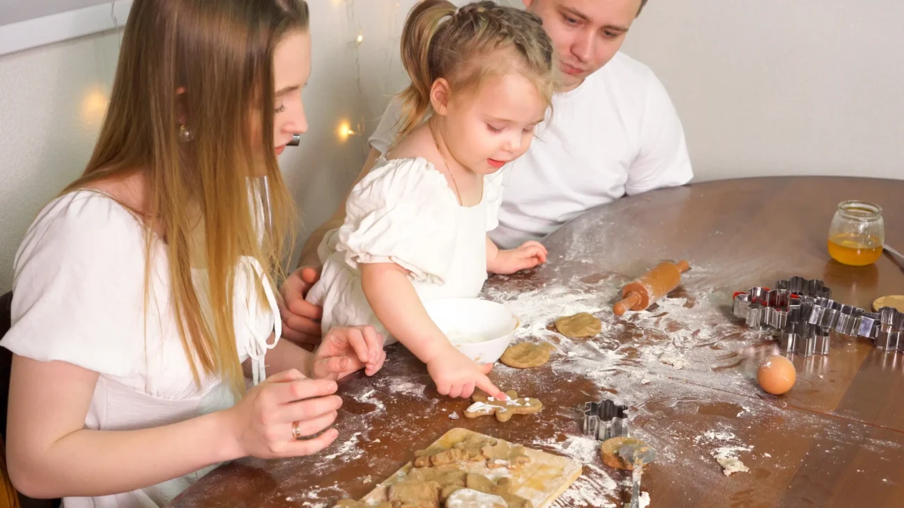 shutterstock_2337232139-2 | TVGURU.cz Žena, muž a holčička dělají perníčky.