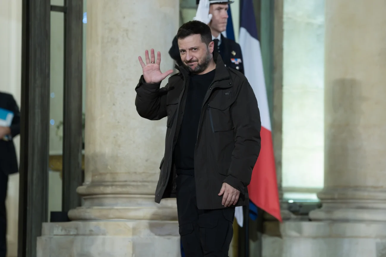 Volodymyr Zelenskyj mává.