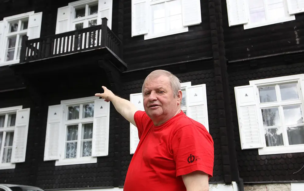 Ludvík Janíček před lázeňským Slezským domem, kde probíhalo natáčení. Zdroj: Alexandr Satinský / MAFRA / Profimedia | TVGURU.cz Ludvík Janíček před lázeňským Slezským domem