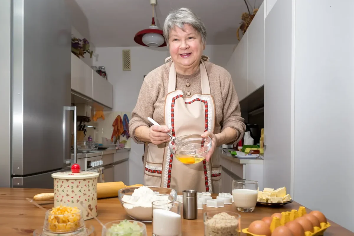 babička peče cukroví