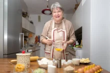 babička peče cukroví