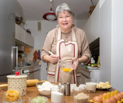 babička peče cukroví