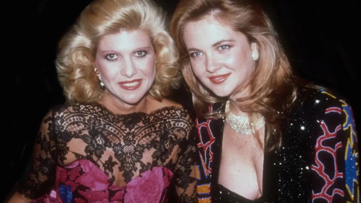 Ivana Trump sedí vedle další ženy.