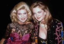 Ivana Trump sedí vedle další ženy.