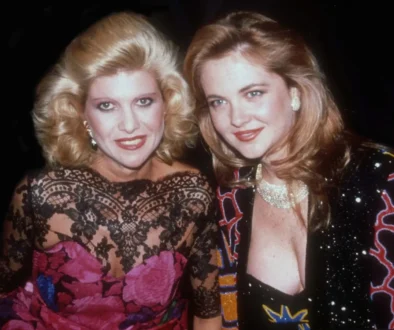 Ivana Trump sedí vedle další ženy.