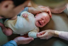 Miminko leží a pláče.