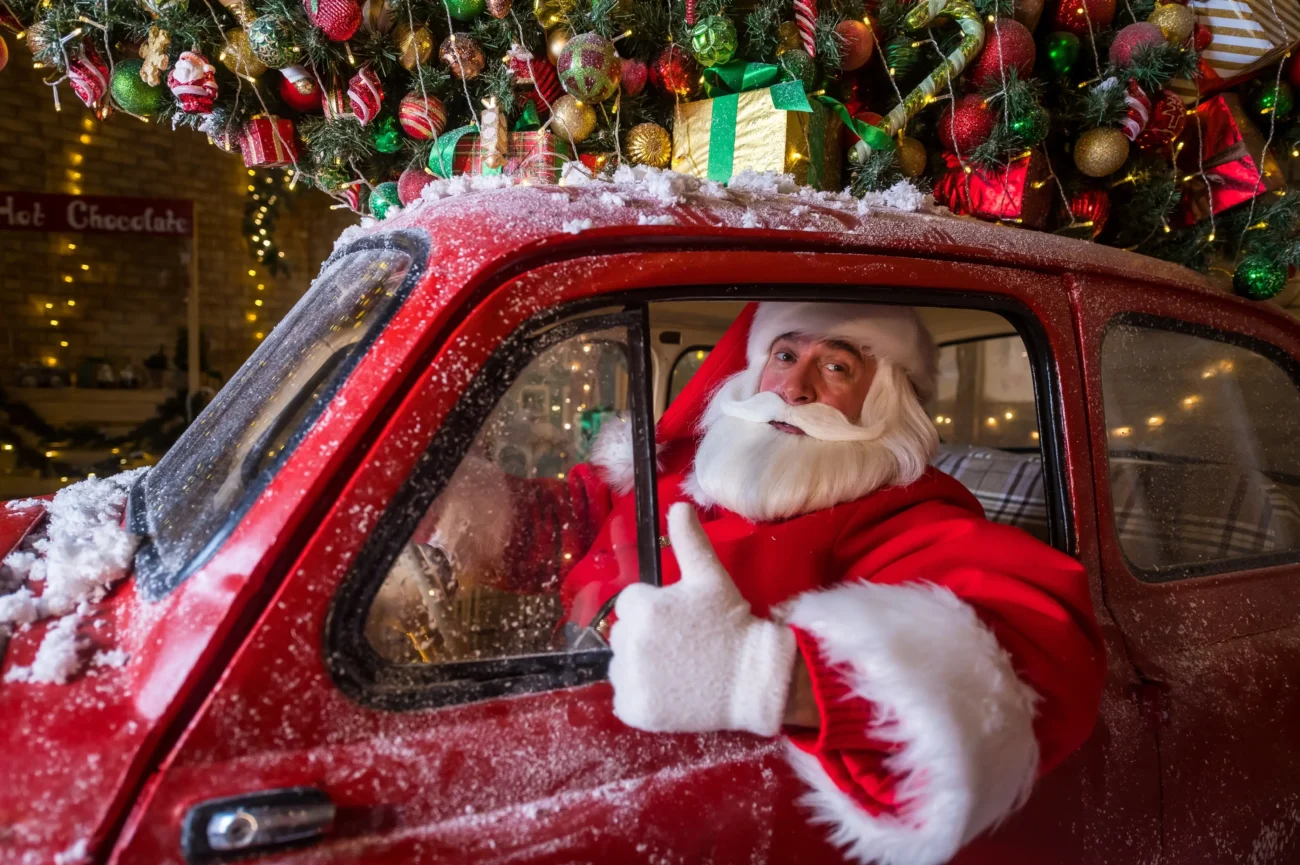 Santa sedí v autě.