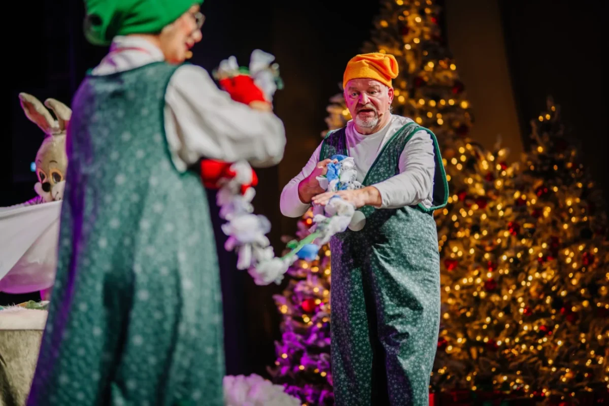 Muž je oblečený jako vánoční skřítek.