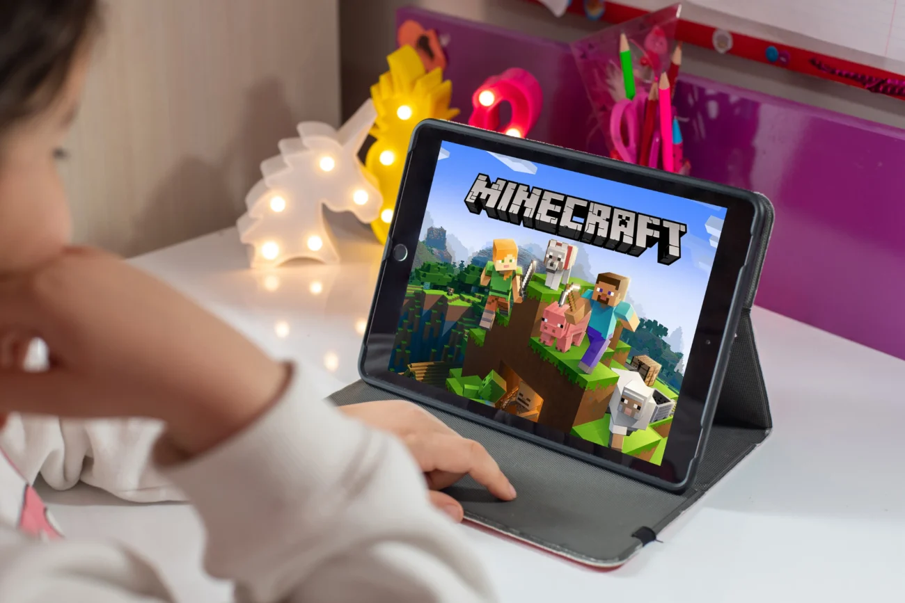 shutterstock_2633118795-2 | TVGURU.cz Dítě na tabletu hraje Minecraft.