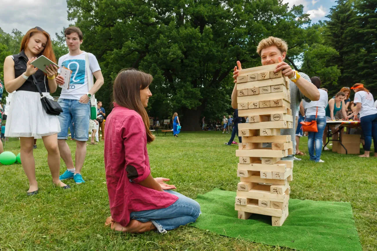 shutterstock_2706695559-2 | TVGURU.cz Lidé si hrají v parku s jengou.