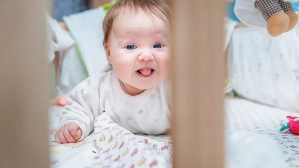 Miminko leží v postýlce.