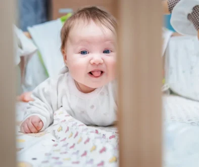 Miminko leží v postýlce.