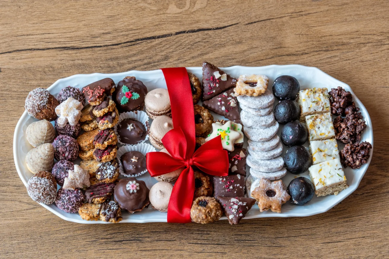 shutterstock_2372114767-min | TVGURU.cz talíř s cukrovím