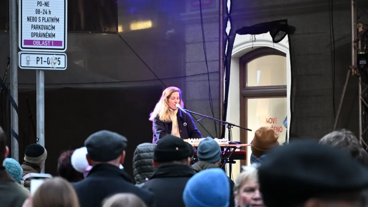 žena zpívá na podiu