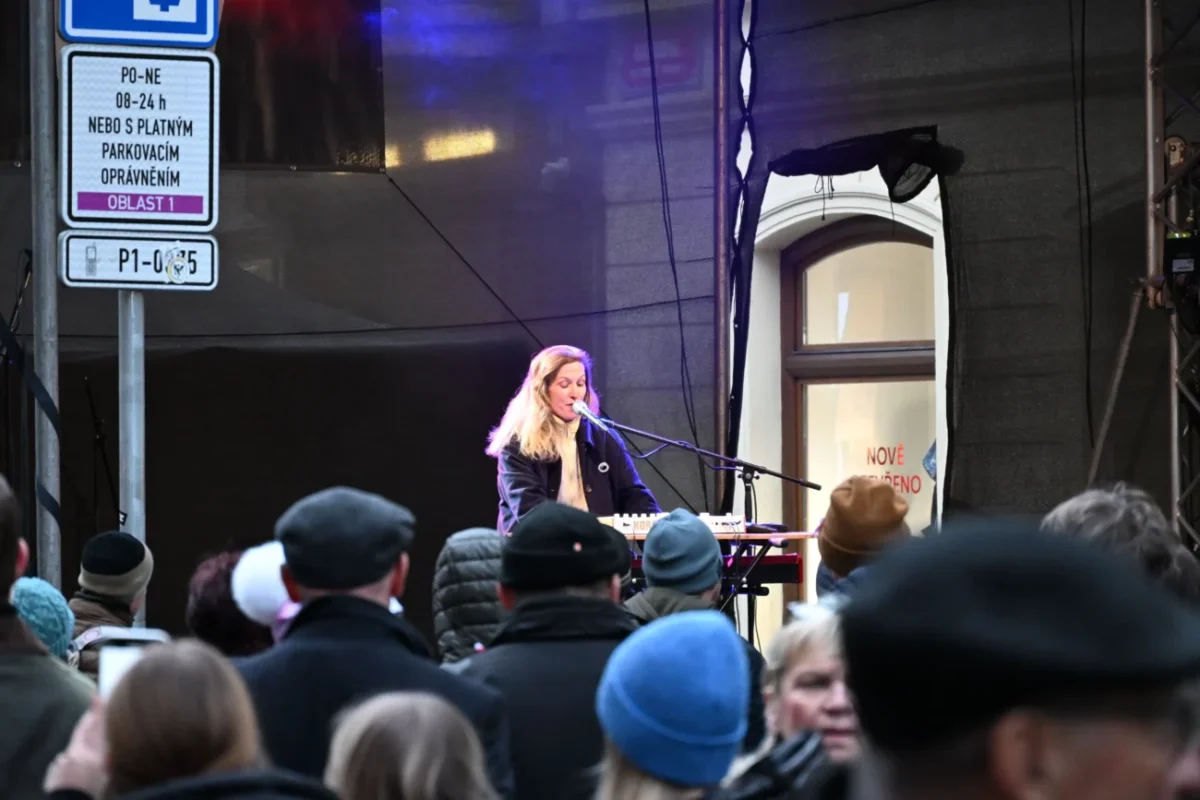 žena zpívá na podiu