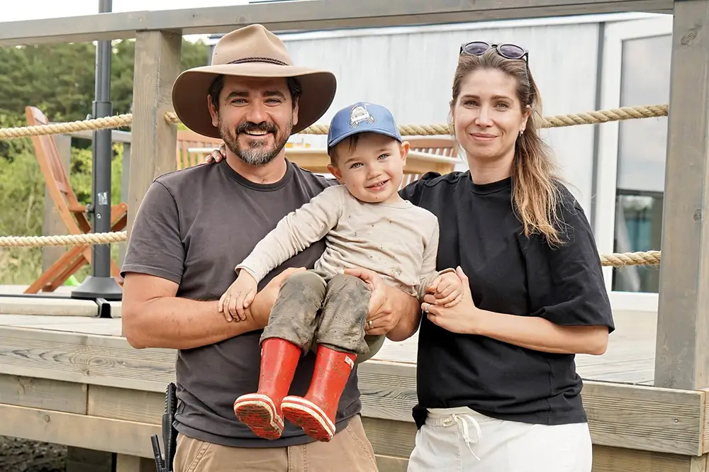 Vojtěch Kotek buduje svou farmu v Kozárovicích. Zdroj: skupinaprima.cz | TVGURU.cz Vojta Kotek s rodinou