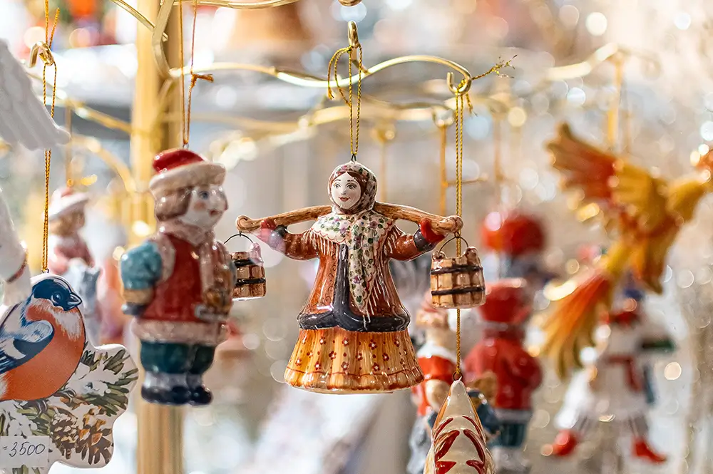 Ozdoby se vyrábějí v mnoha barevných provedeních a tvarech. Zdroj: Shutterstock | TVGURU.cz Ozdoby na stromečku