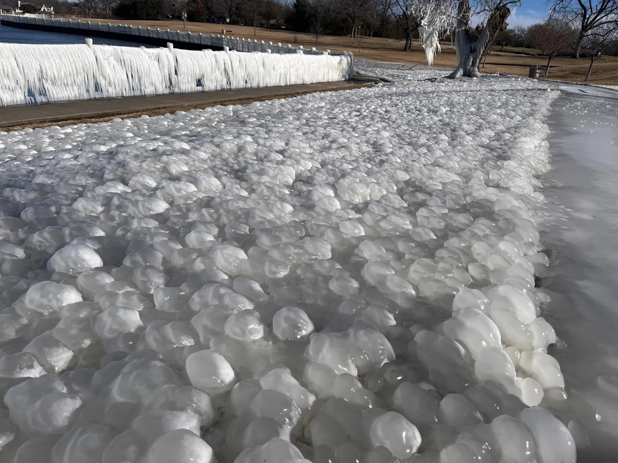 Tenkrát zamrzlo všechno, v čem byla jen kapička vlhkosti | TVGURU.cz Tenkrát zamrzlo všechno, v čem byla jen kapička vlhkosti