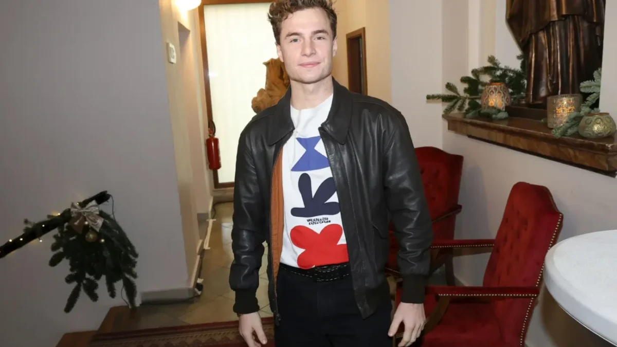 Oskar Hes pózuje na fotku.