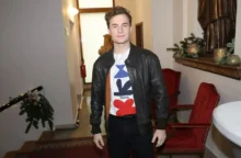 Oskar Hes pózuje na fotku.