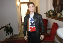 Oskar Hes pózuje na fotku.