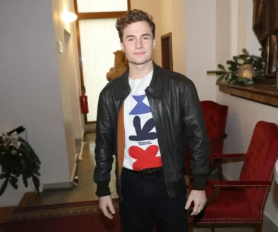 Oskar Hes pózuje na fotku.