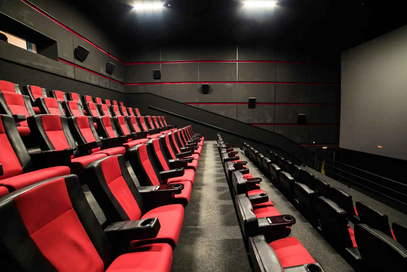 shutterstock_1362766850-2 | TVGURU.cz Prázdný kinosál