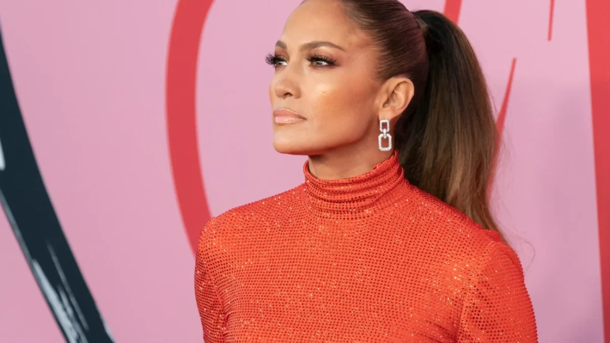 Jennifer Lopez se dívá před sebe.