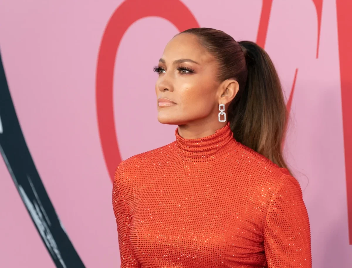 Jennifer Lopez se dívá před sebe.