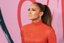Jennifer Lopez se dívá před sebe.